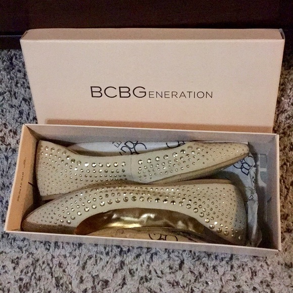 BCBGeneration Gold Studded Pointy Toe Flats sz 7.5 - Picture 2 of 8